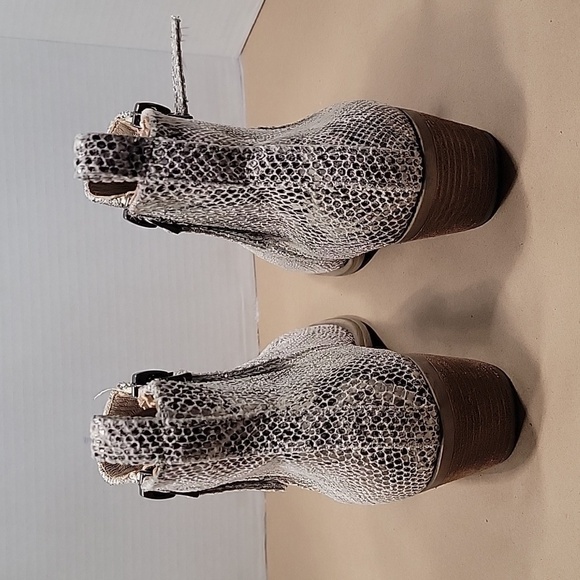 Very G Snakeskin Texture Booties / Ankle Boots. Size 8, Excellent Condition! - Picture 2 of 6